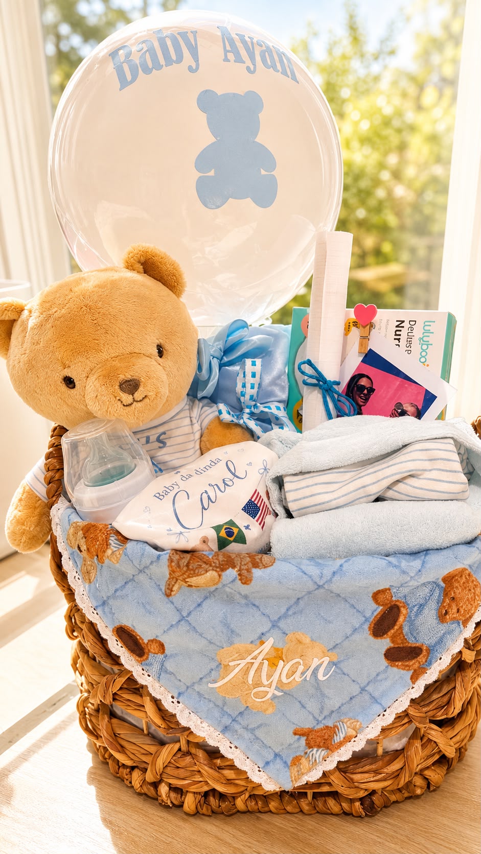 New baby gift box with personalized bubble balloon and plush toy